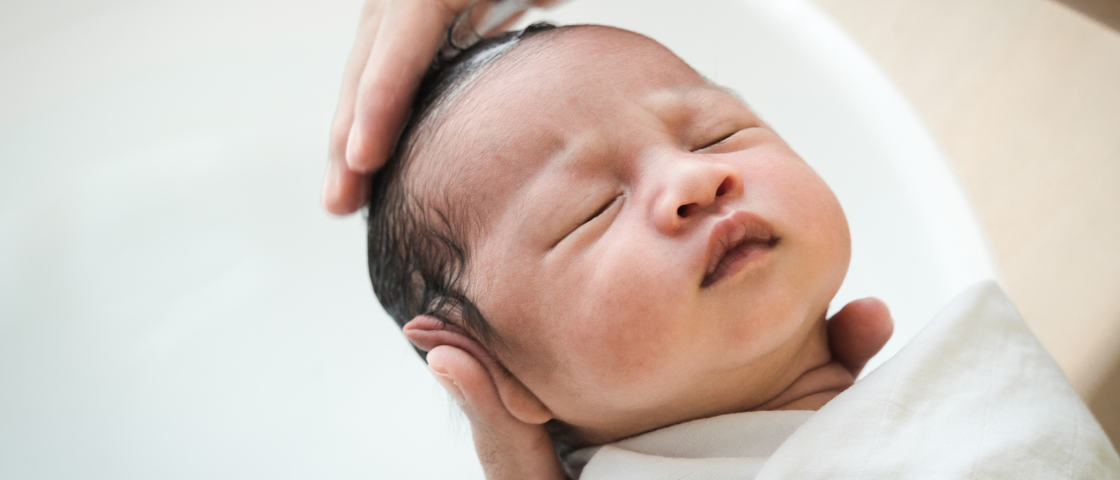 Yeux, oreilles, nez : nettoyer le visage de bébé - Luc et Léa